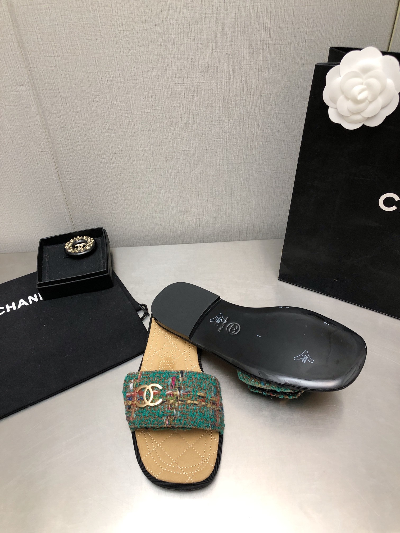 CHANEL Flat honey slippers