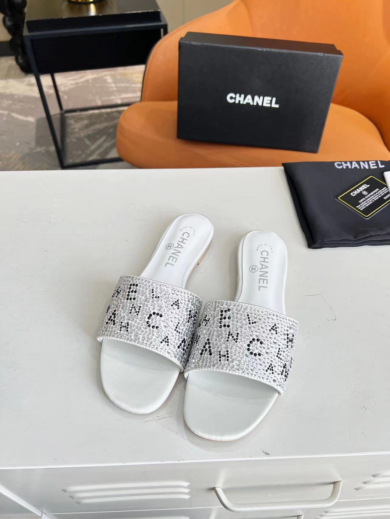 CHANEL New flat bottomed slippers