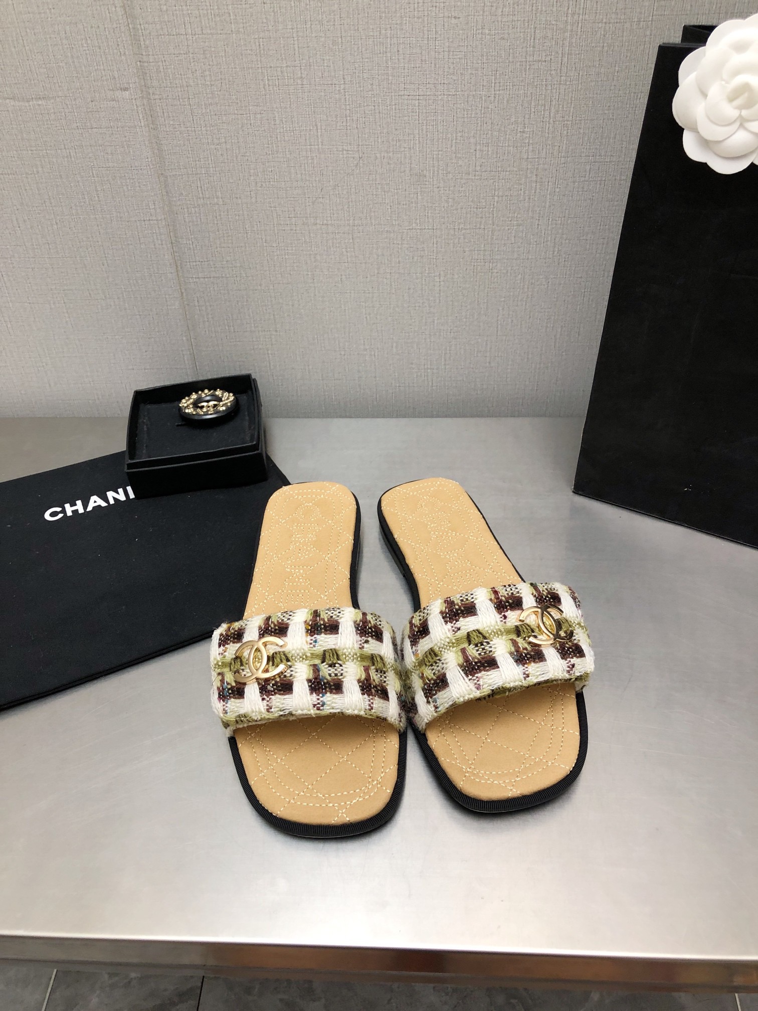 CHANEL Flat honey slippers