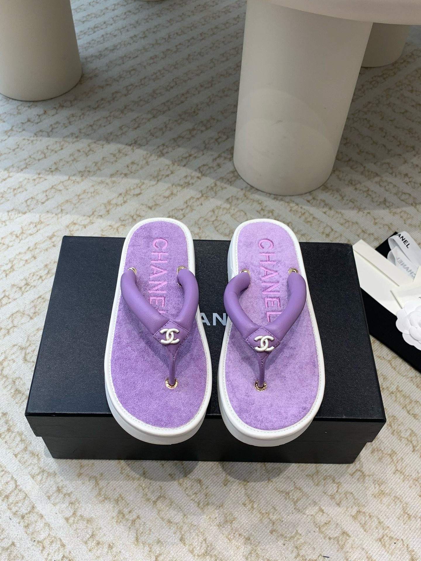 CHANEL Flat-bottomed flip-flops