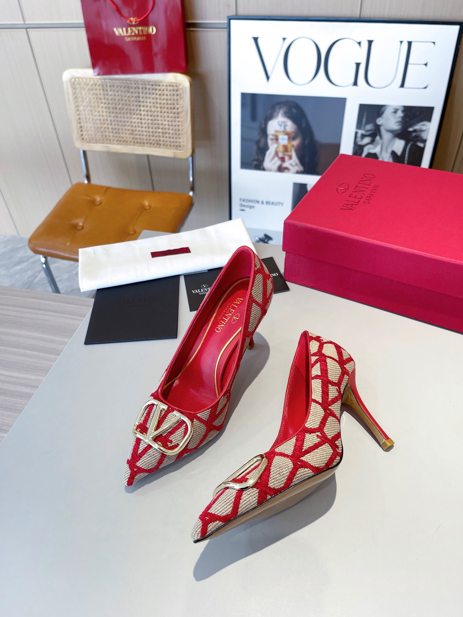 Valentino Metal V-buckle high-heeled shoes