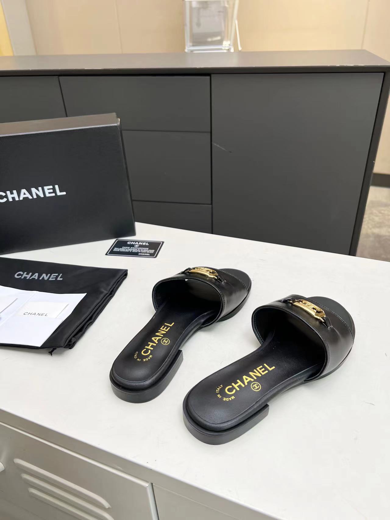 CHANEL New flat bottomed slippers