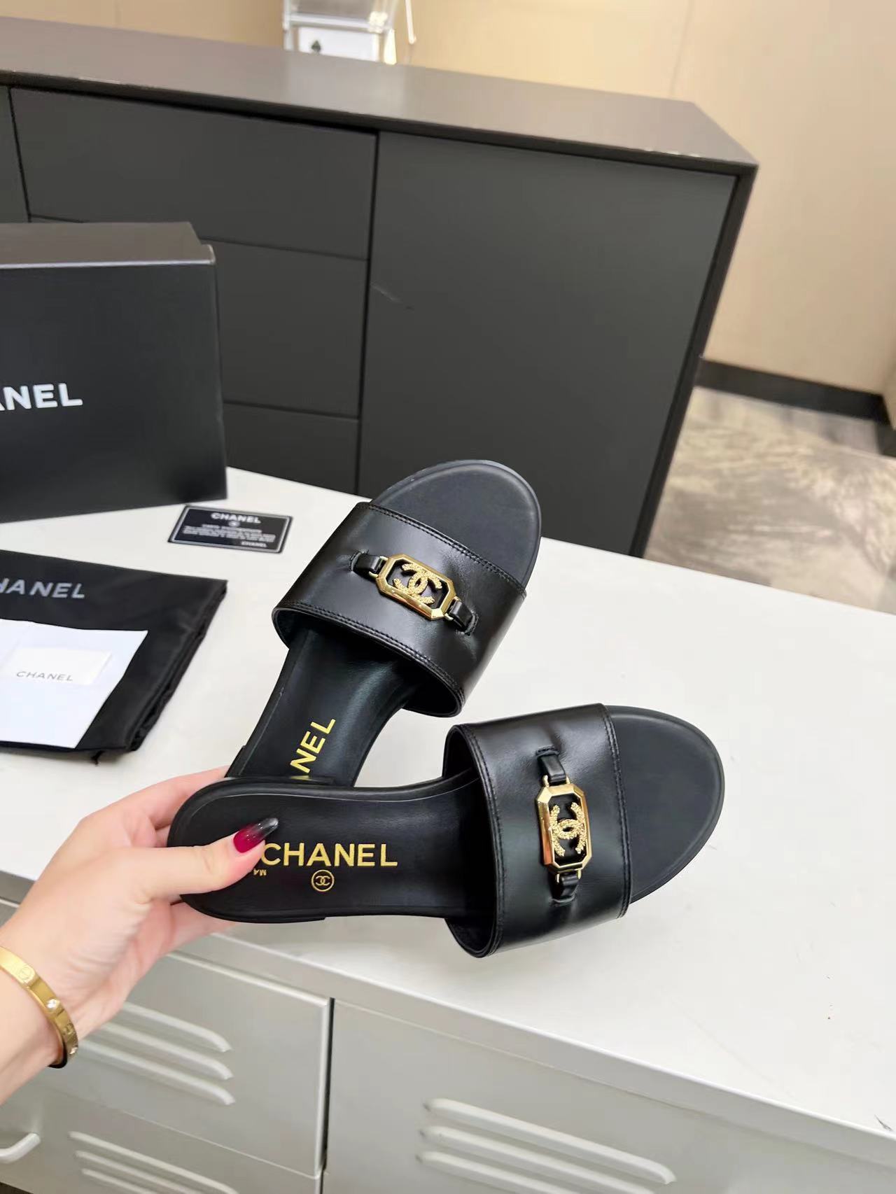 CHANEL New flat bottomed slippers