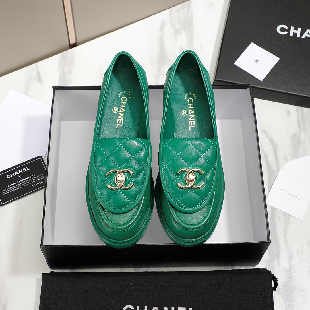 CHANEL fw new arrival Flip lock buckle Retro diamond grid loafers