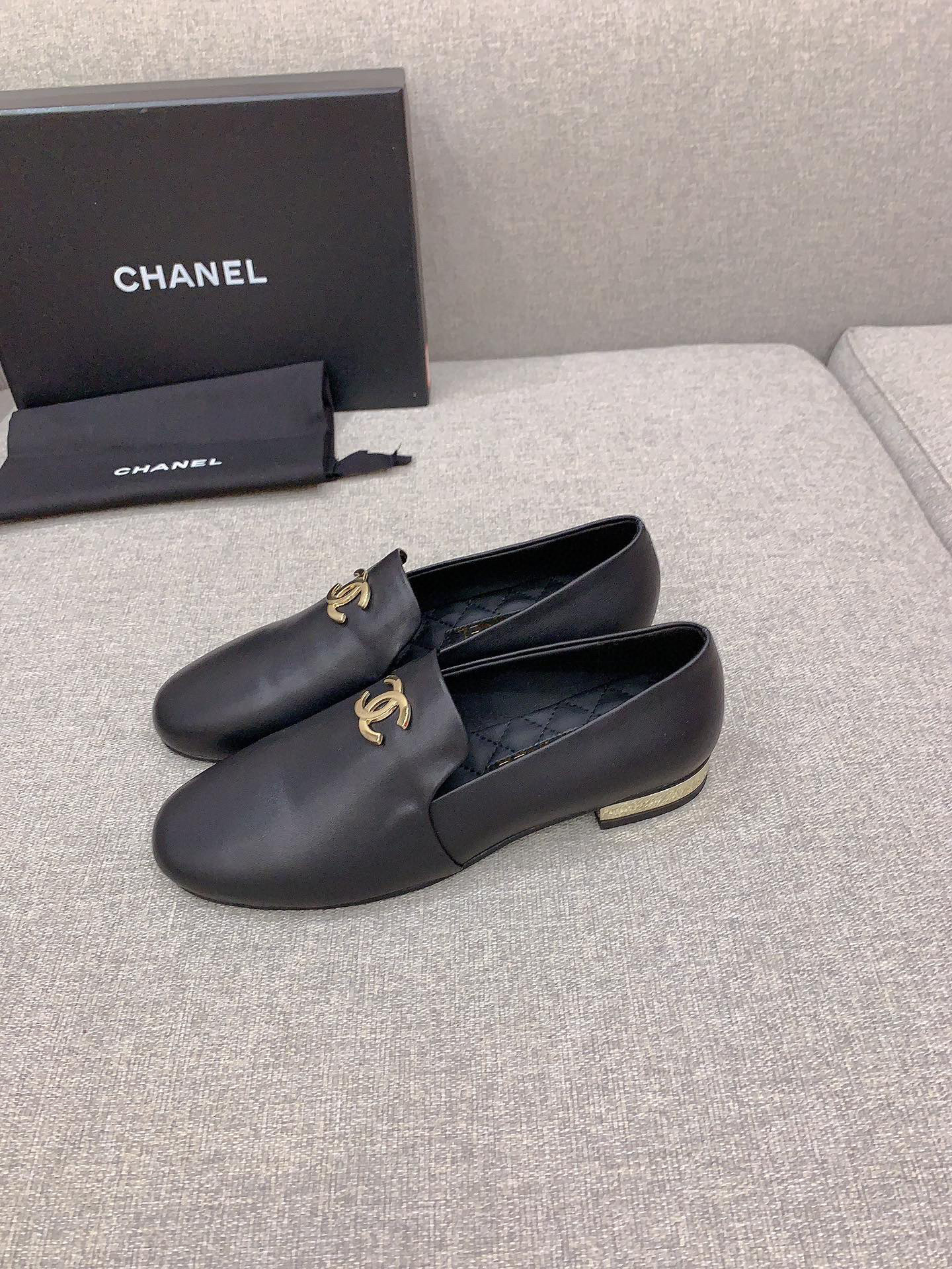 CHANEL fw new arrival Flip lock buckle Retro diamond grid loafers