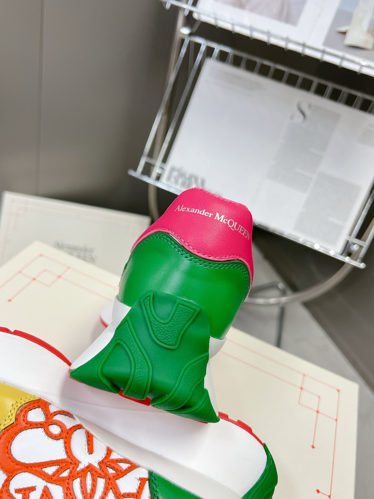 ALEXANDER MCQUEEN  2023 Spring/Summer Men's Sprint Sports Couple Seal Logo Combination Carved Logo