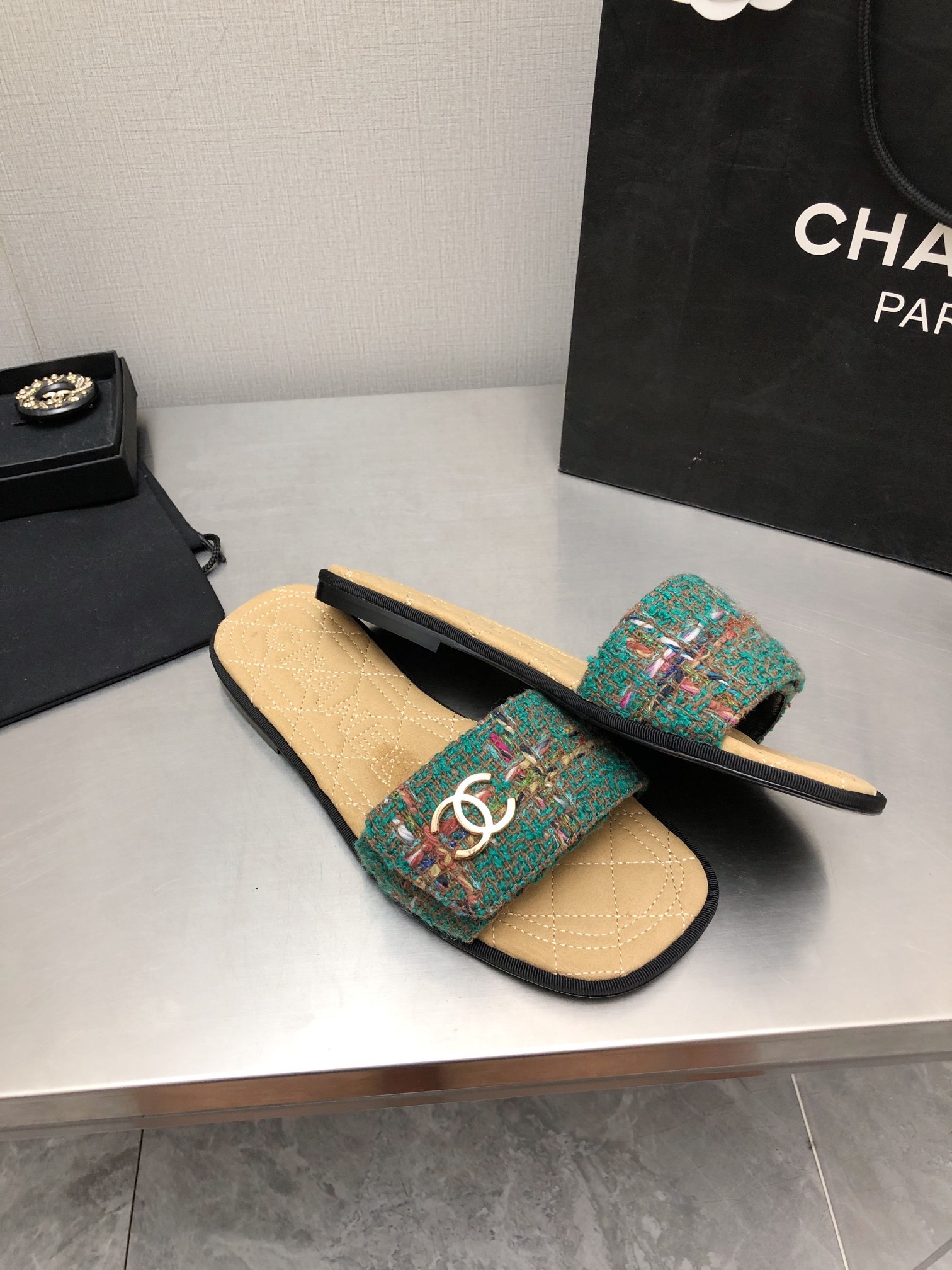 CHANEL Flat honey slippers