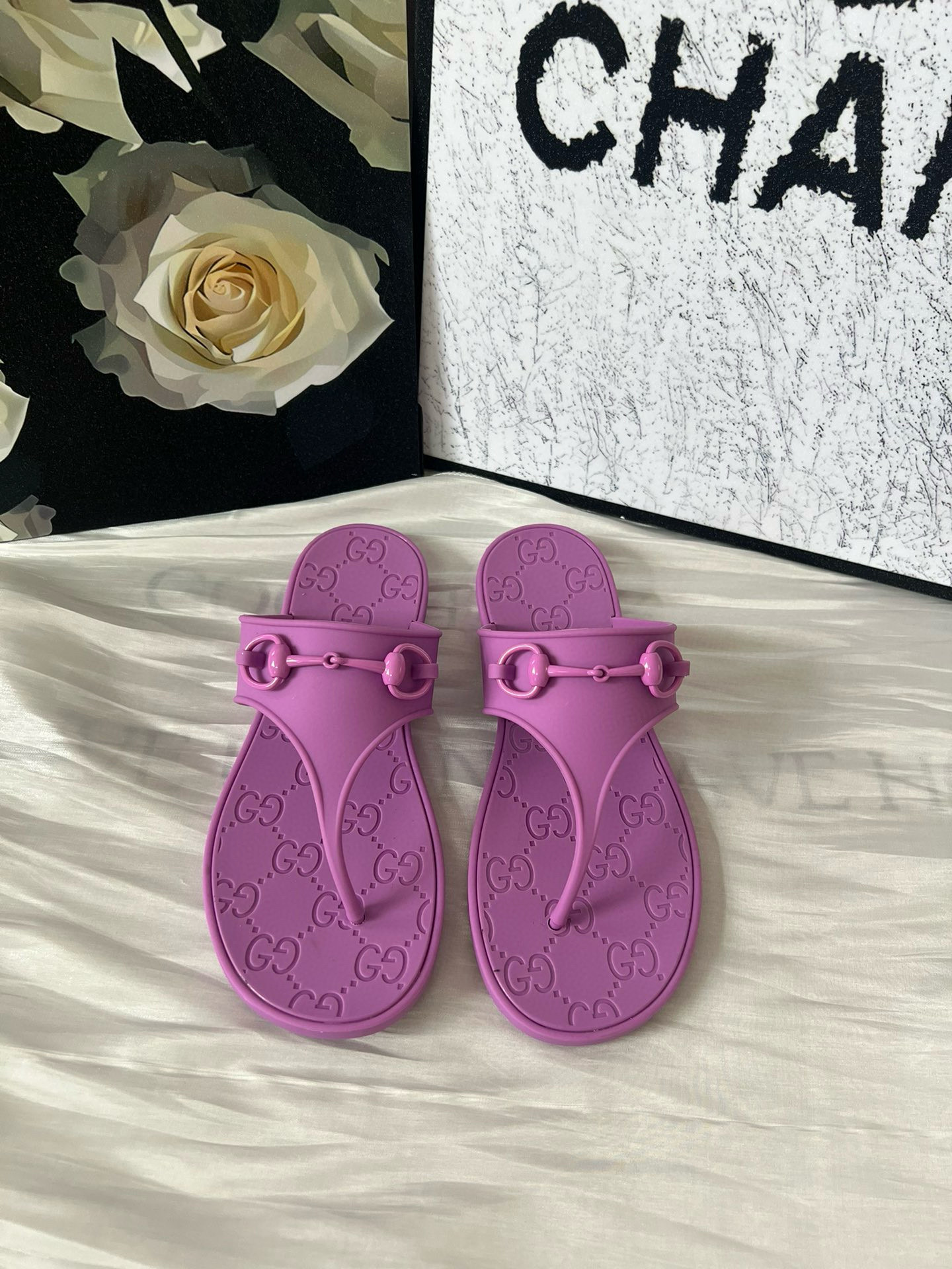 GUCCI Horseshoe flip-flops