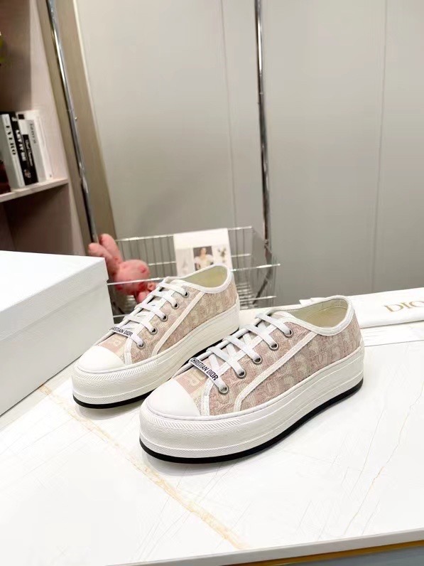Walk’n Christin Dior Embroidered flat bottomed sports and leisure shoes