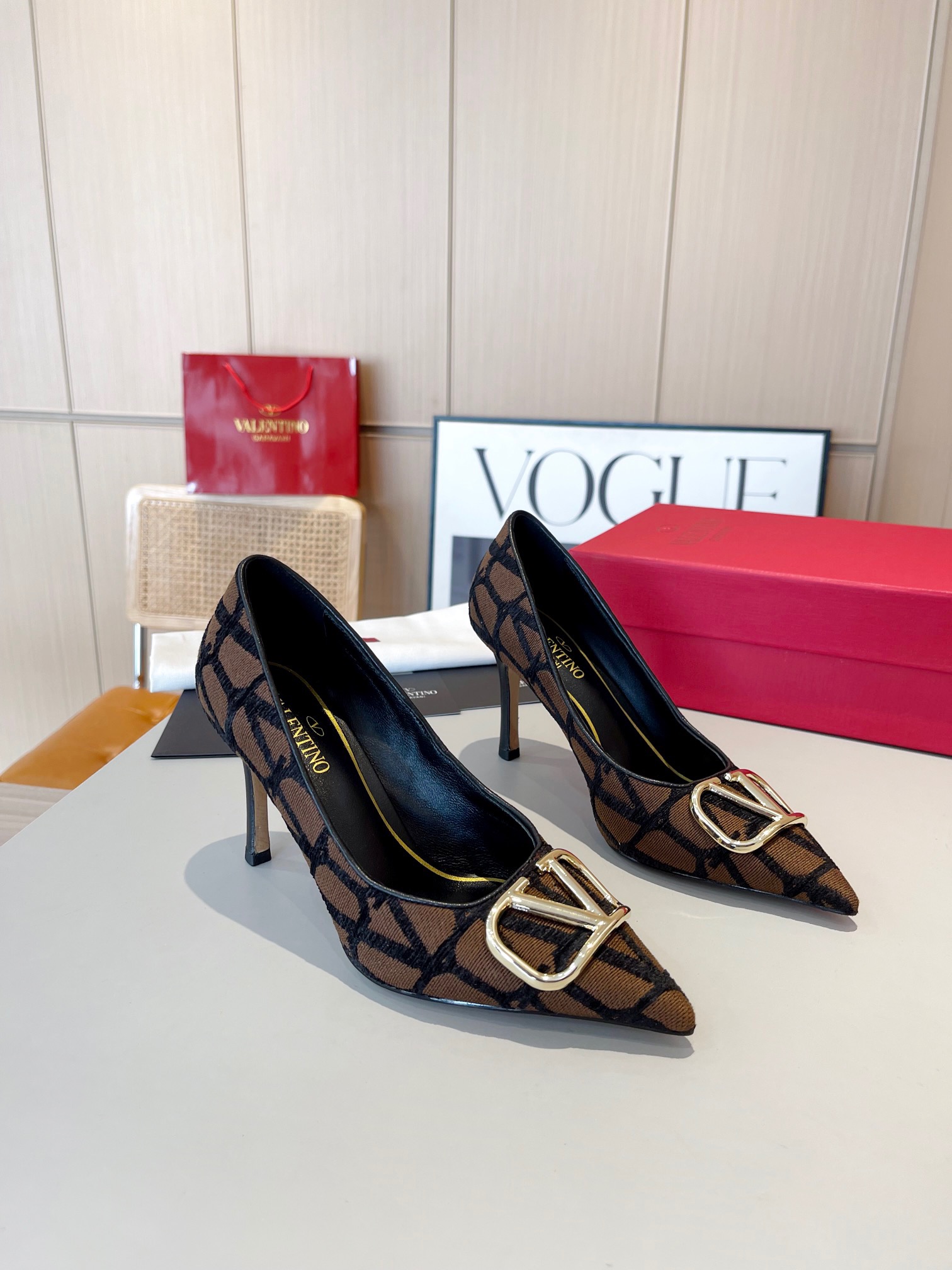 Valentino Metal V-buckle high-heeled shoes