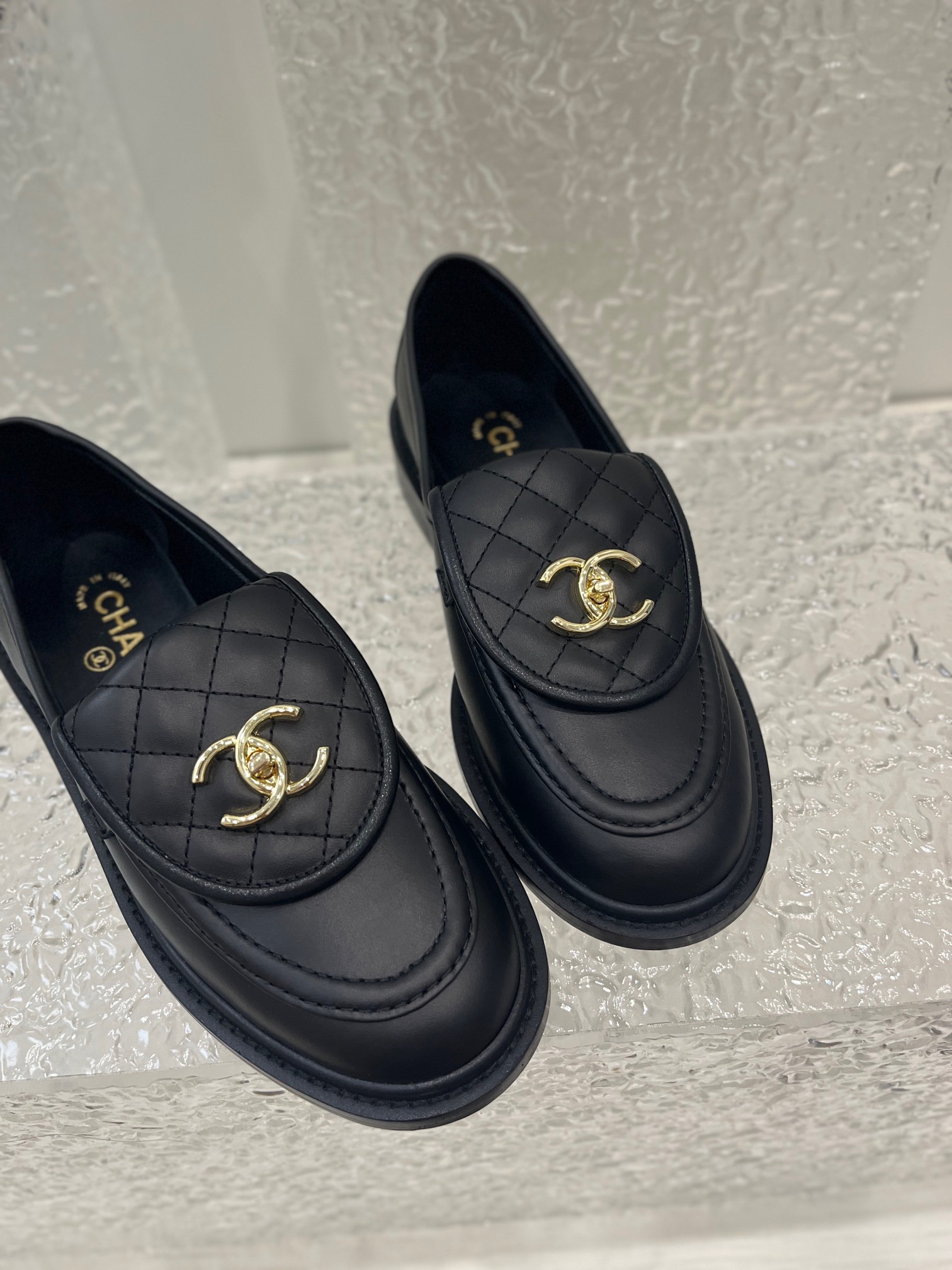 CHANEL fw new arrival Flip lock buckle Retro diamond grid loafers