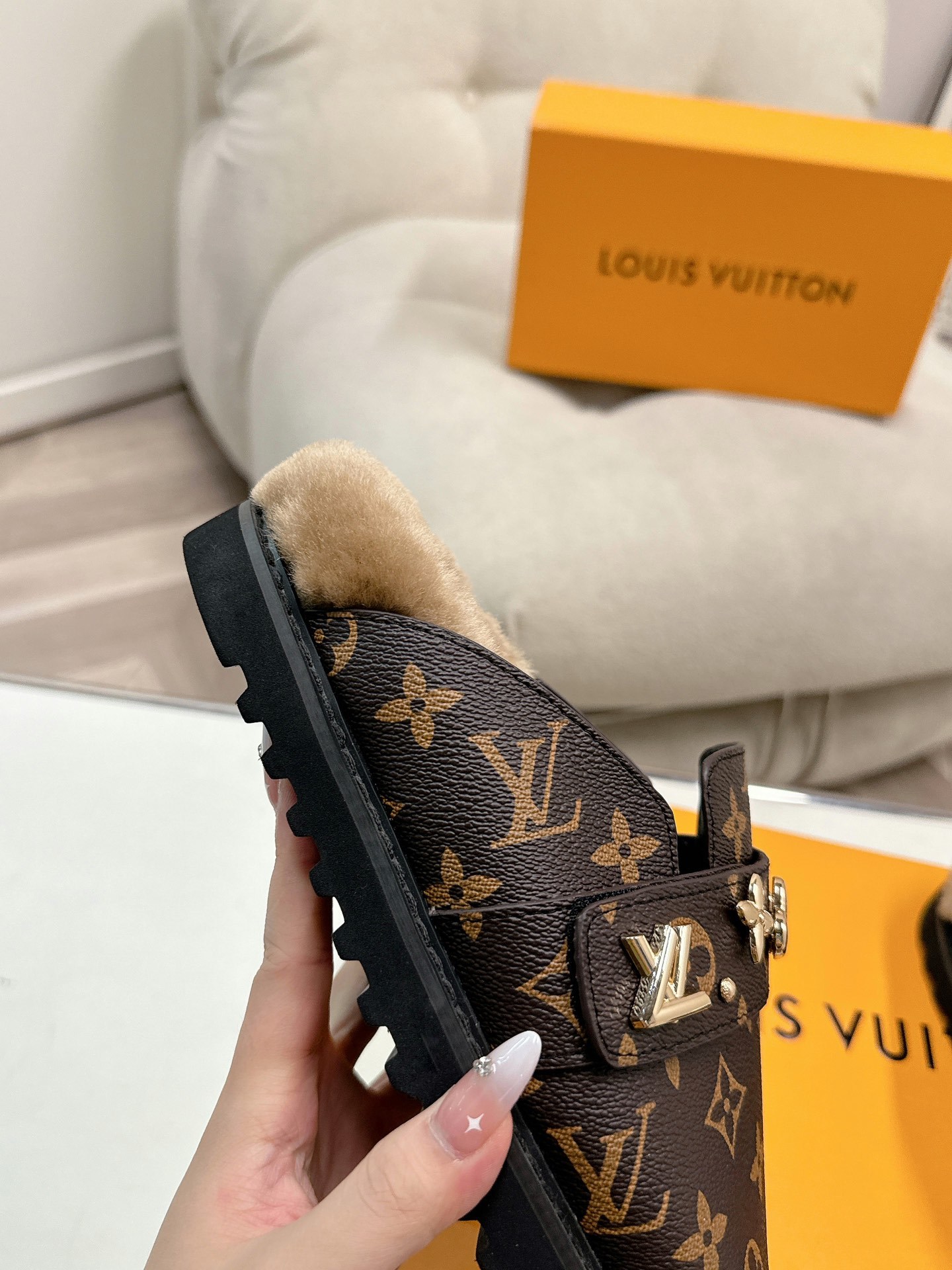 LV Plush half slippers