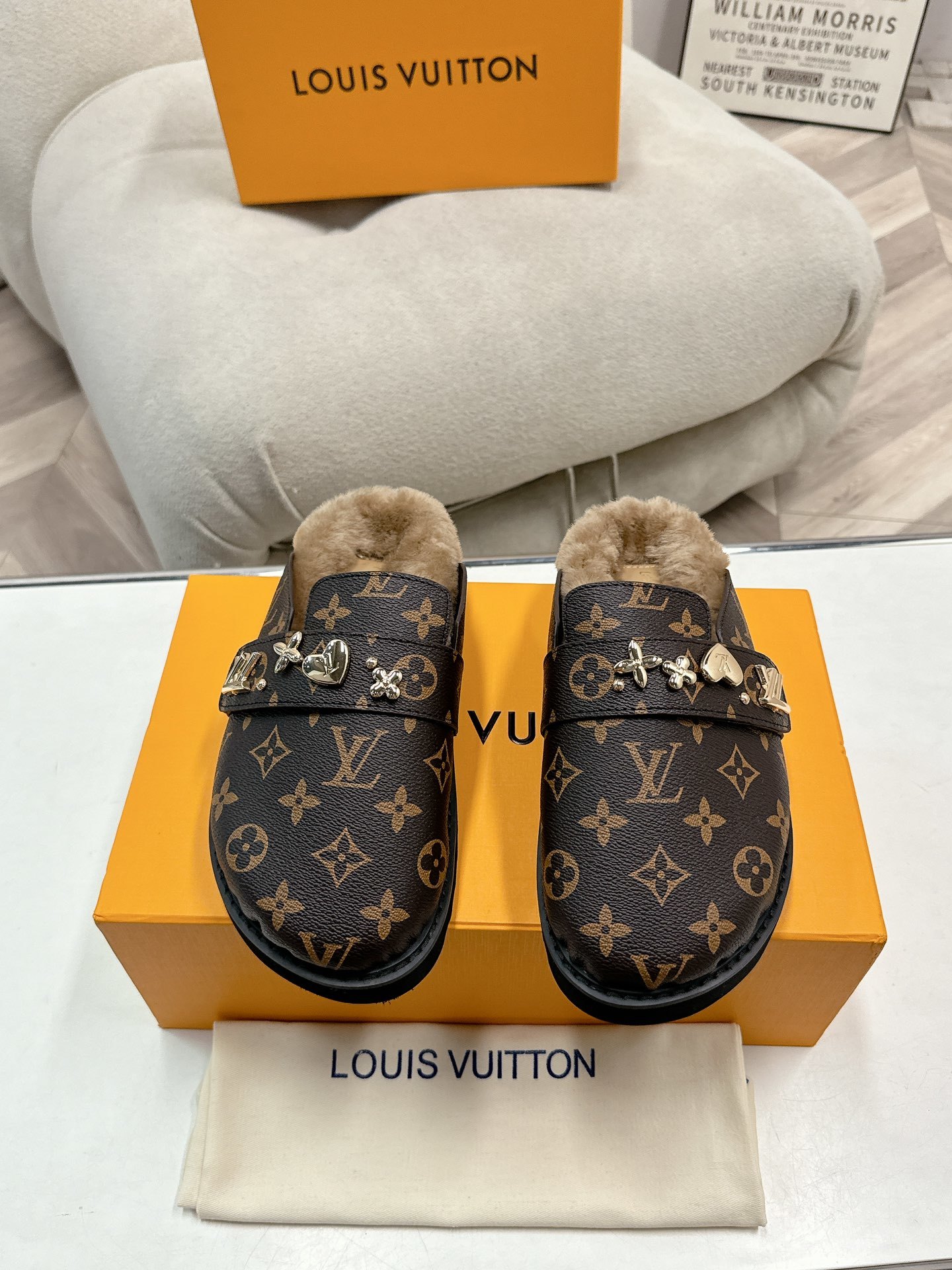 LV Plush half slippers