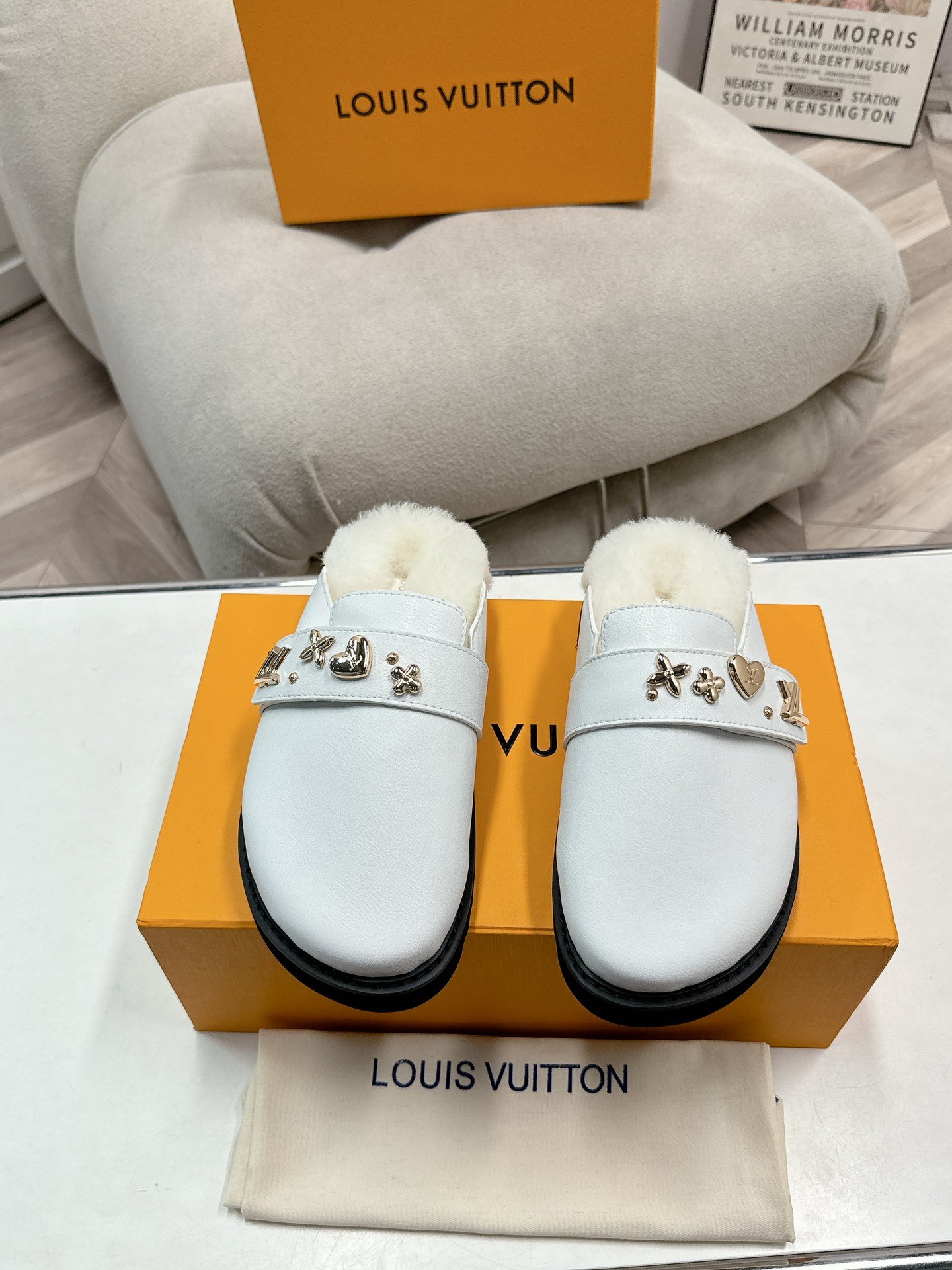 LV Plush half slippers