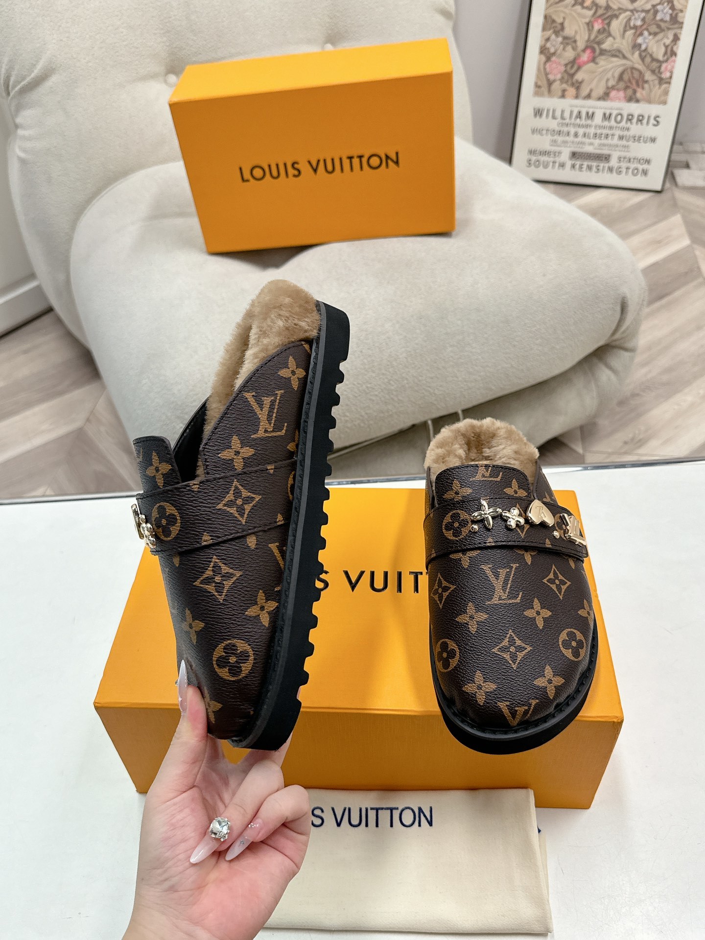 LV Plush half slippers