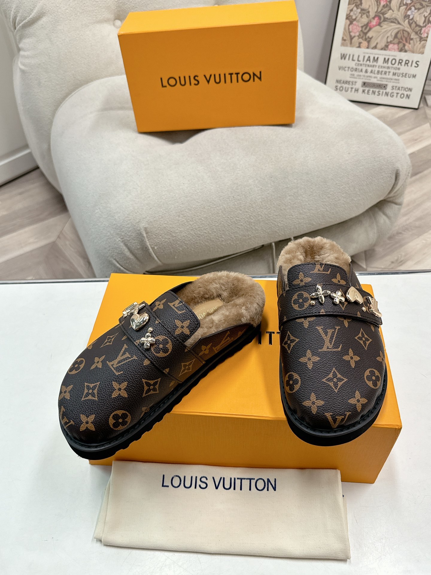 LV Plush half slippers