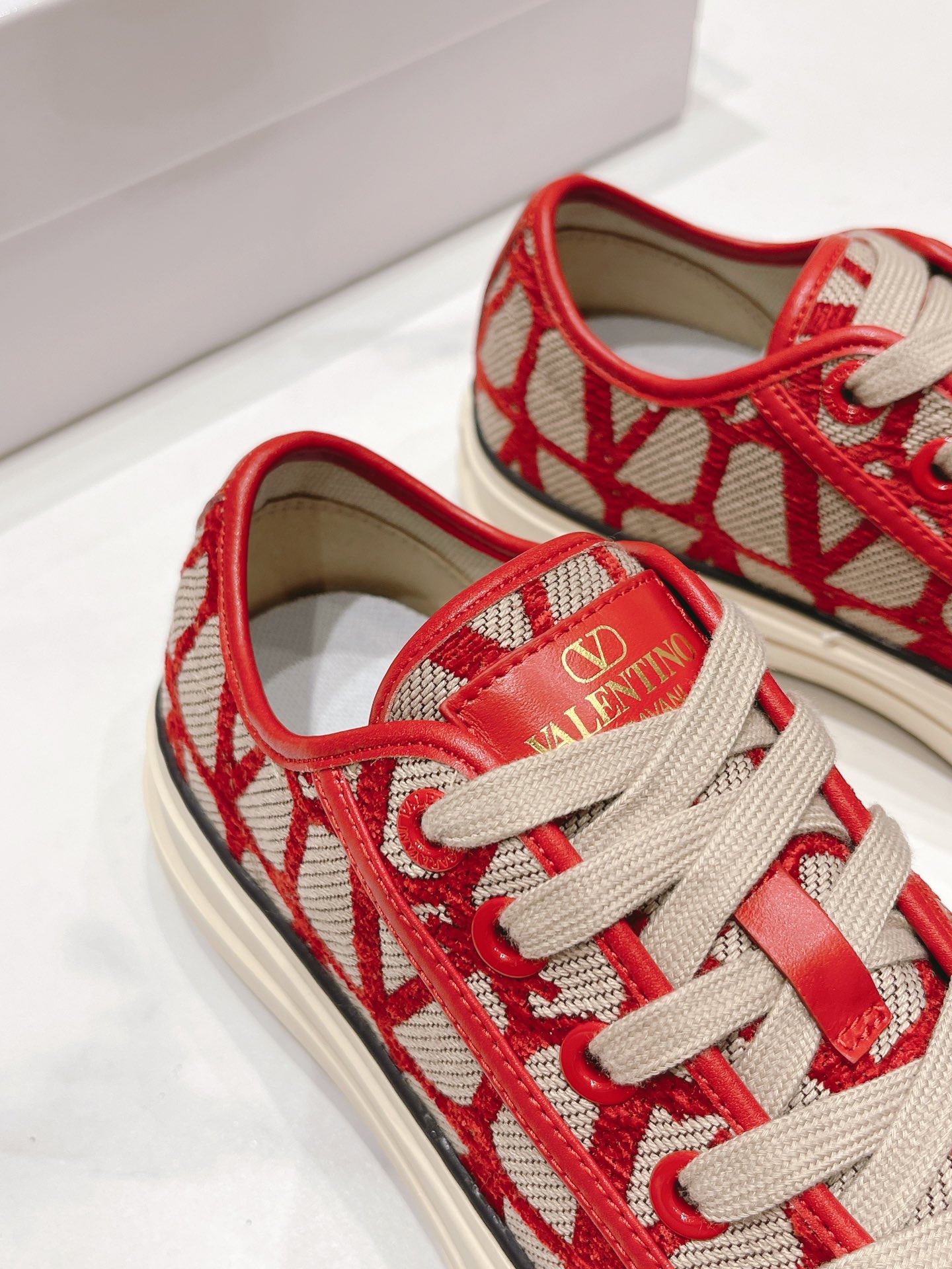 VALENTINO TOTALOOP Women's V logo low-top sneakers