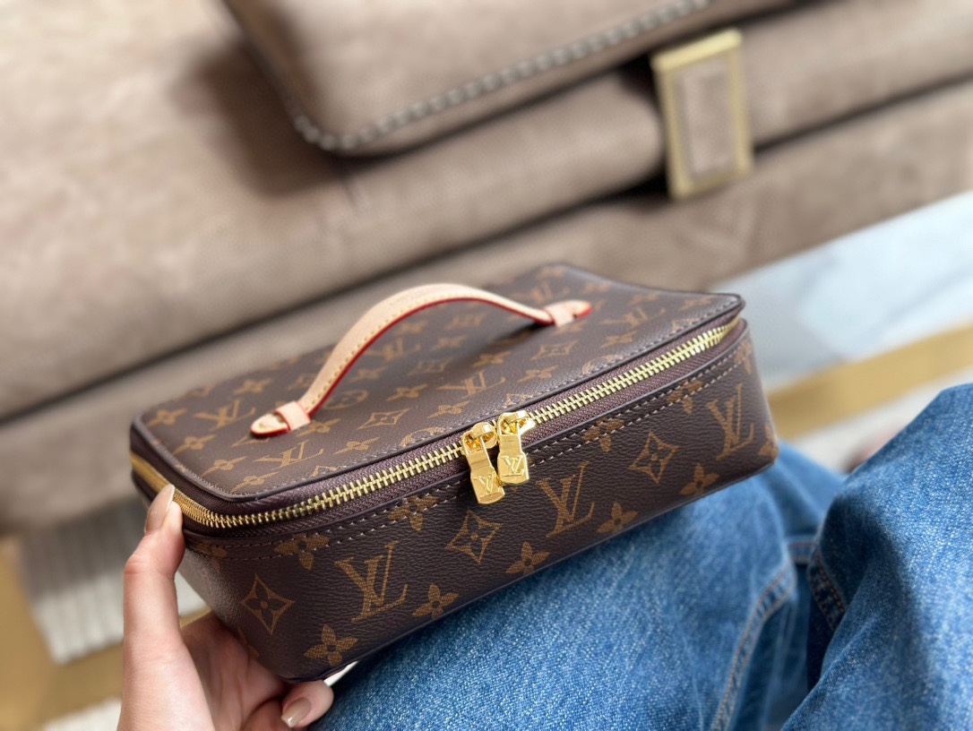 LV Makeup Bag（23*17cm）