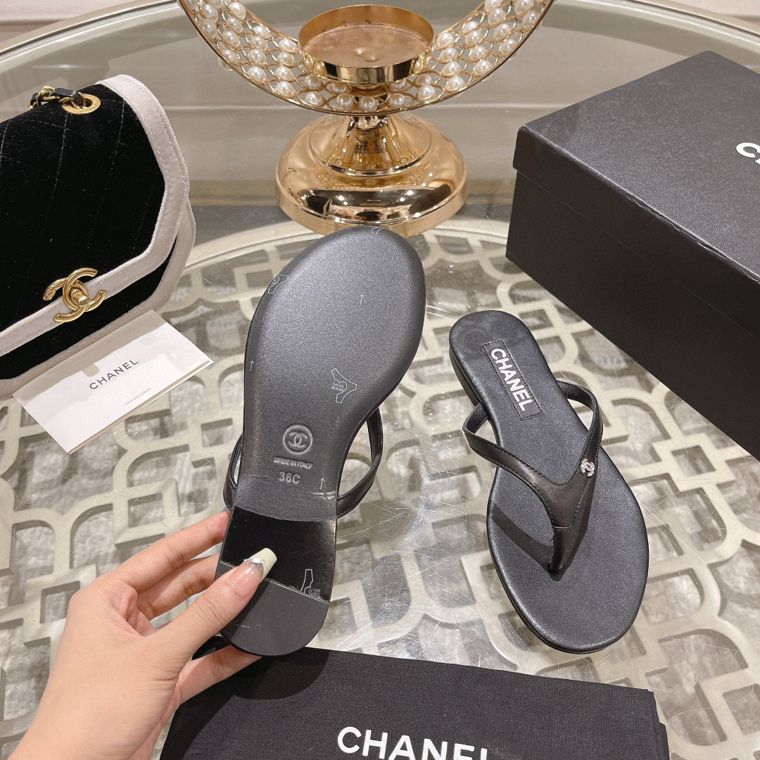 CHANEL Flip flops