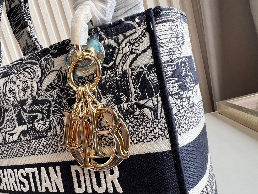 DIOR LADY D-LITE Handbag can support custom names
