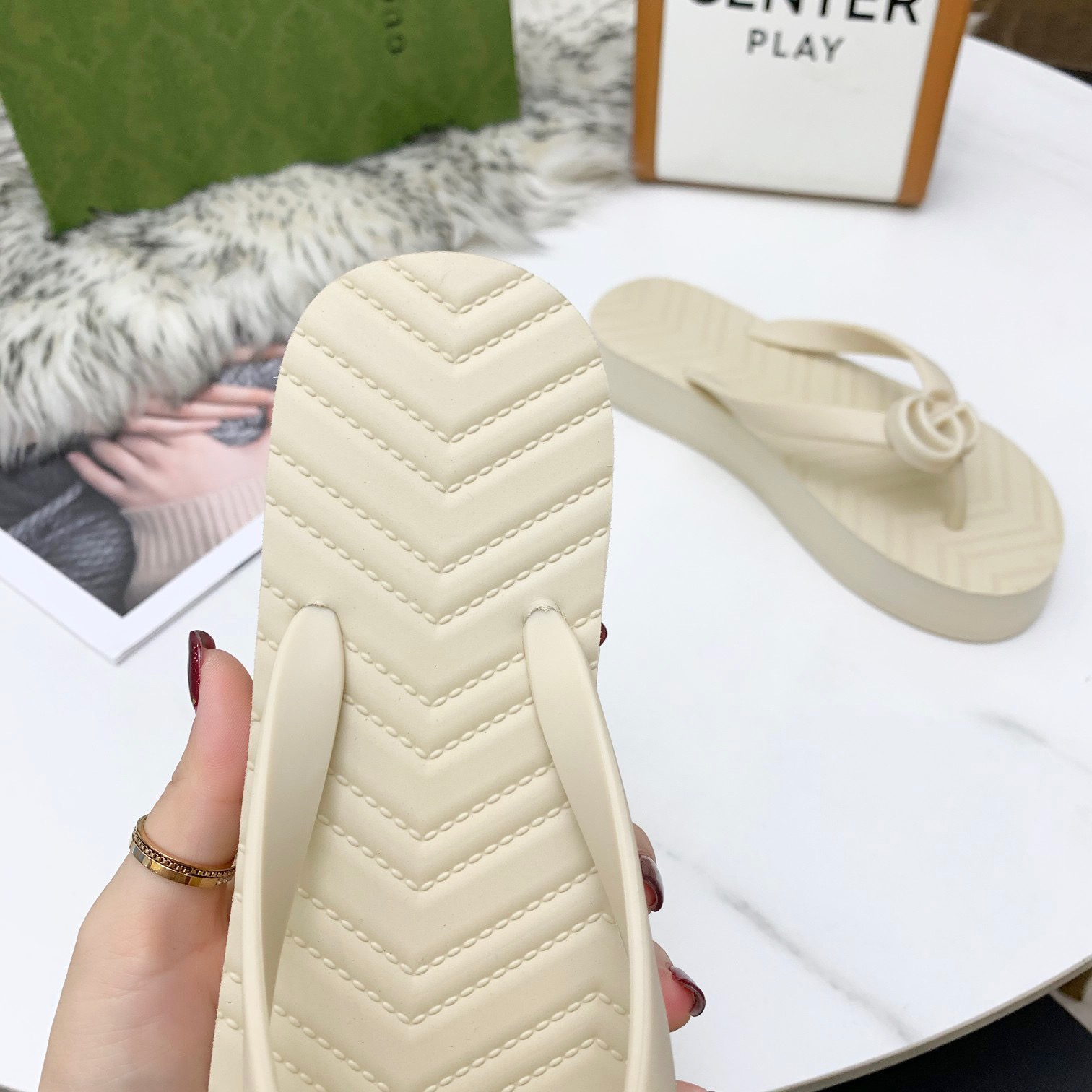 GUCCI V-shaped flip flop