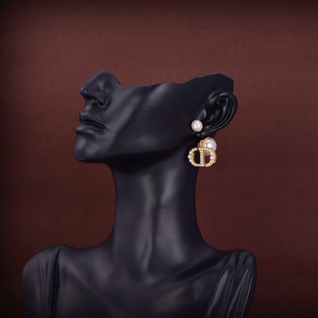 DIOR Ear stud