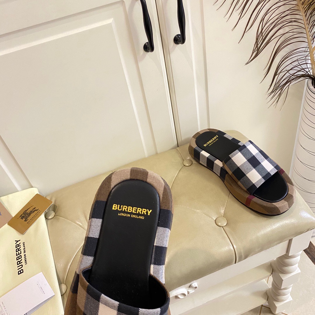 BURBERRY Slippers