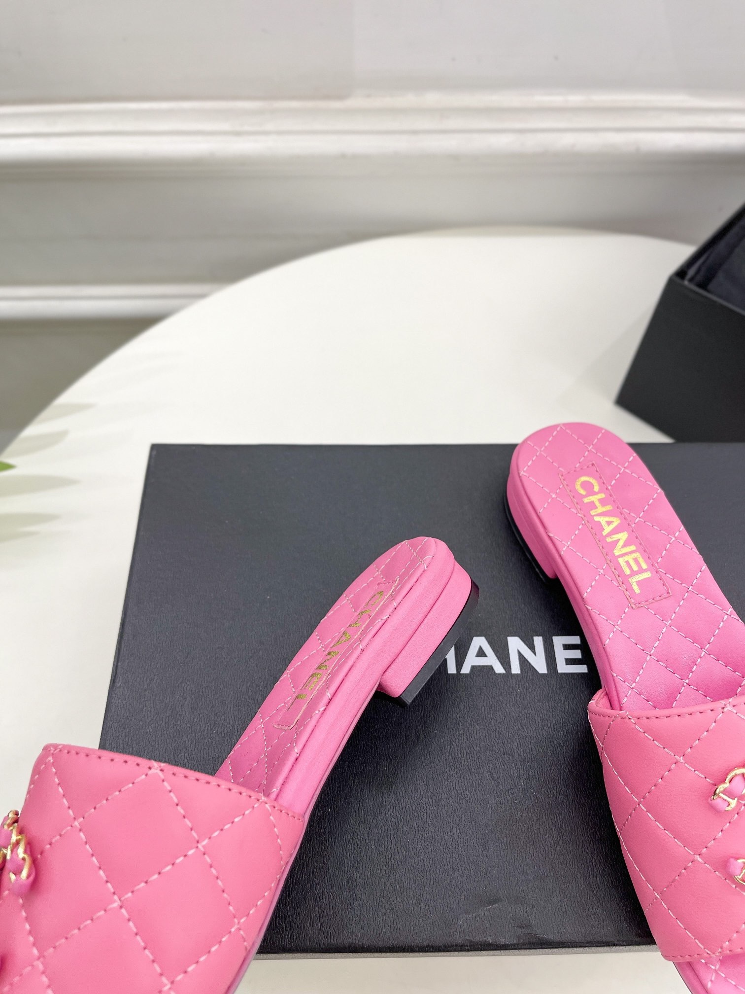 CHANEL Diamond check double C chain buckle slippers