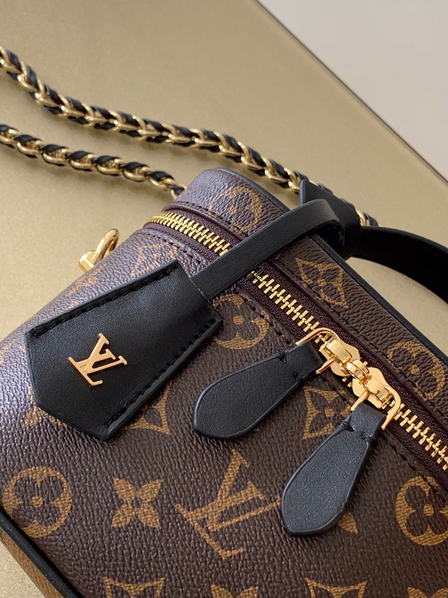 LV  Makeup bag