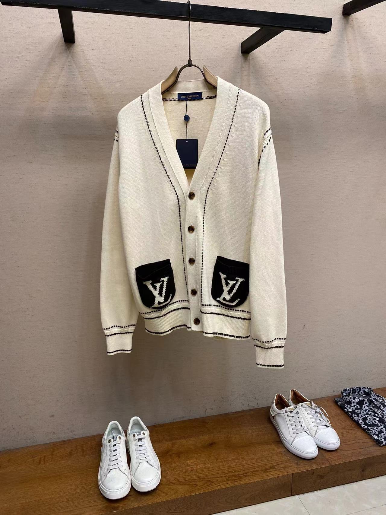 LV  Signature Light Cardigan