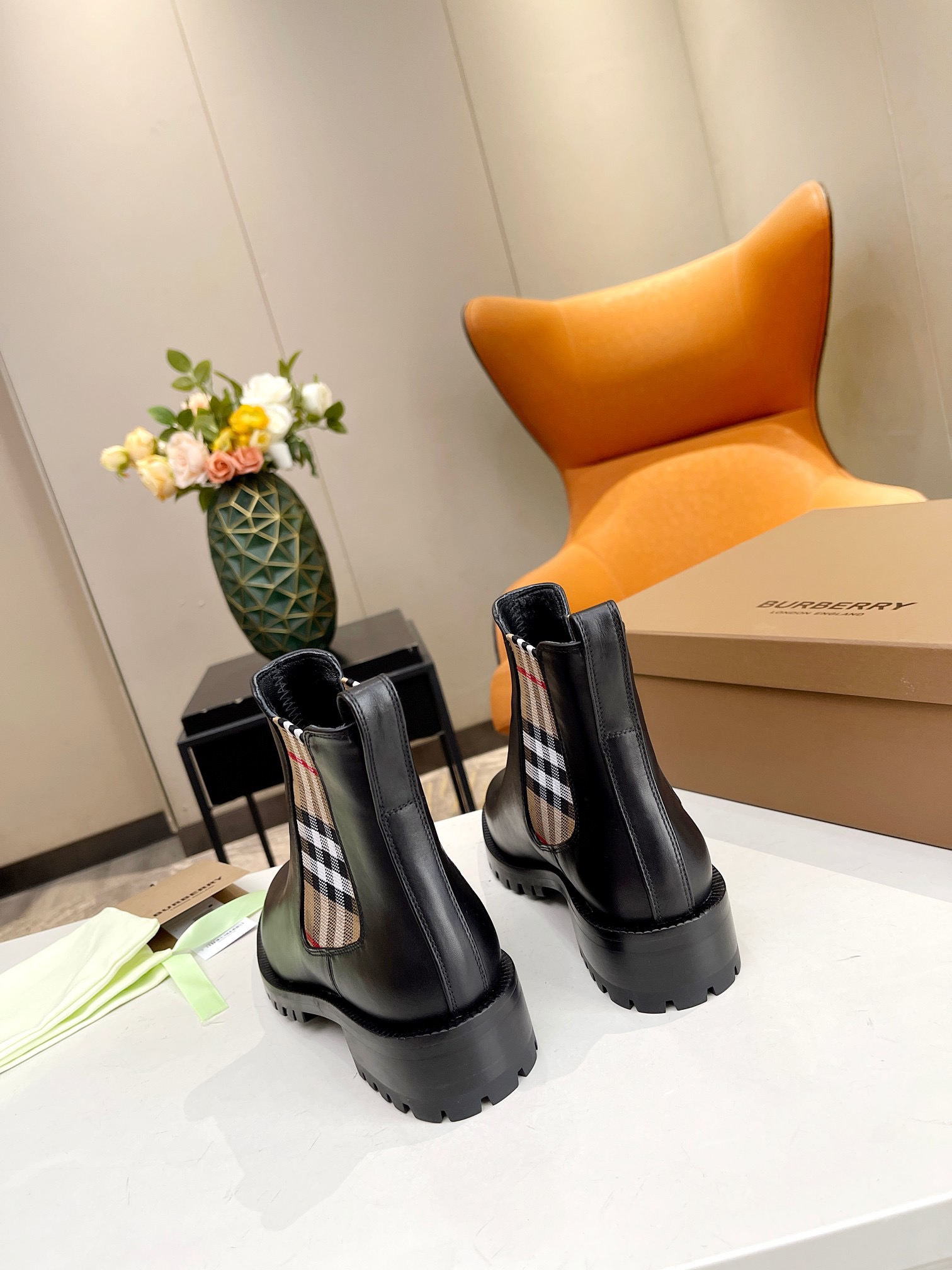 BURBERRY Chelsea Martens Boots