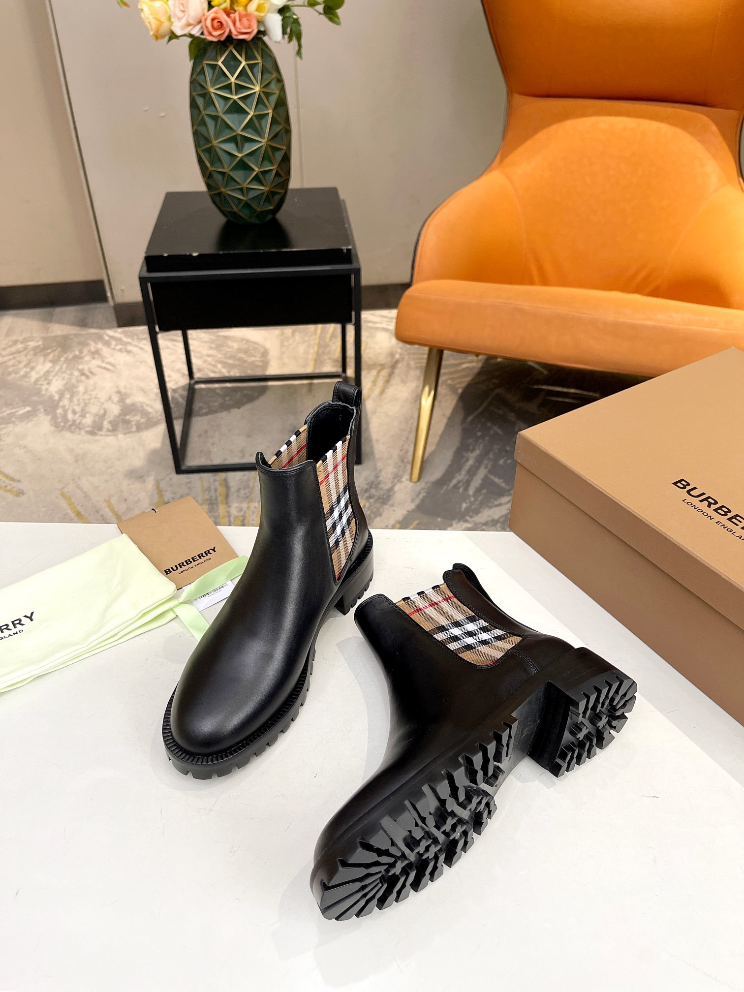 BURBERRY Chelsea Martens Boots