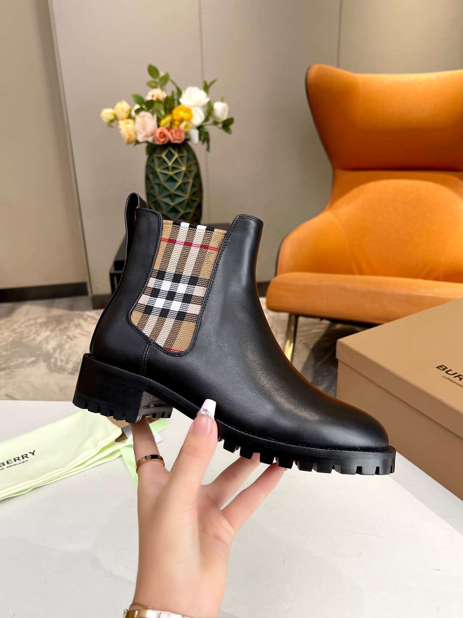 BURBERRY Chelsea Martens Boots