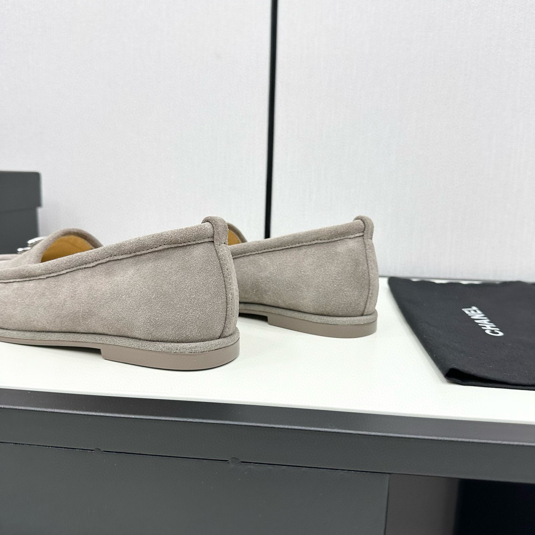 CHANEL Loafer