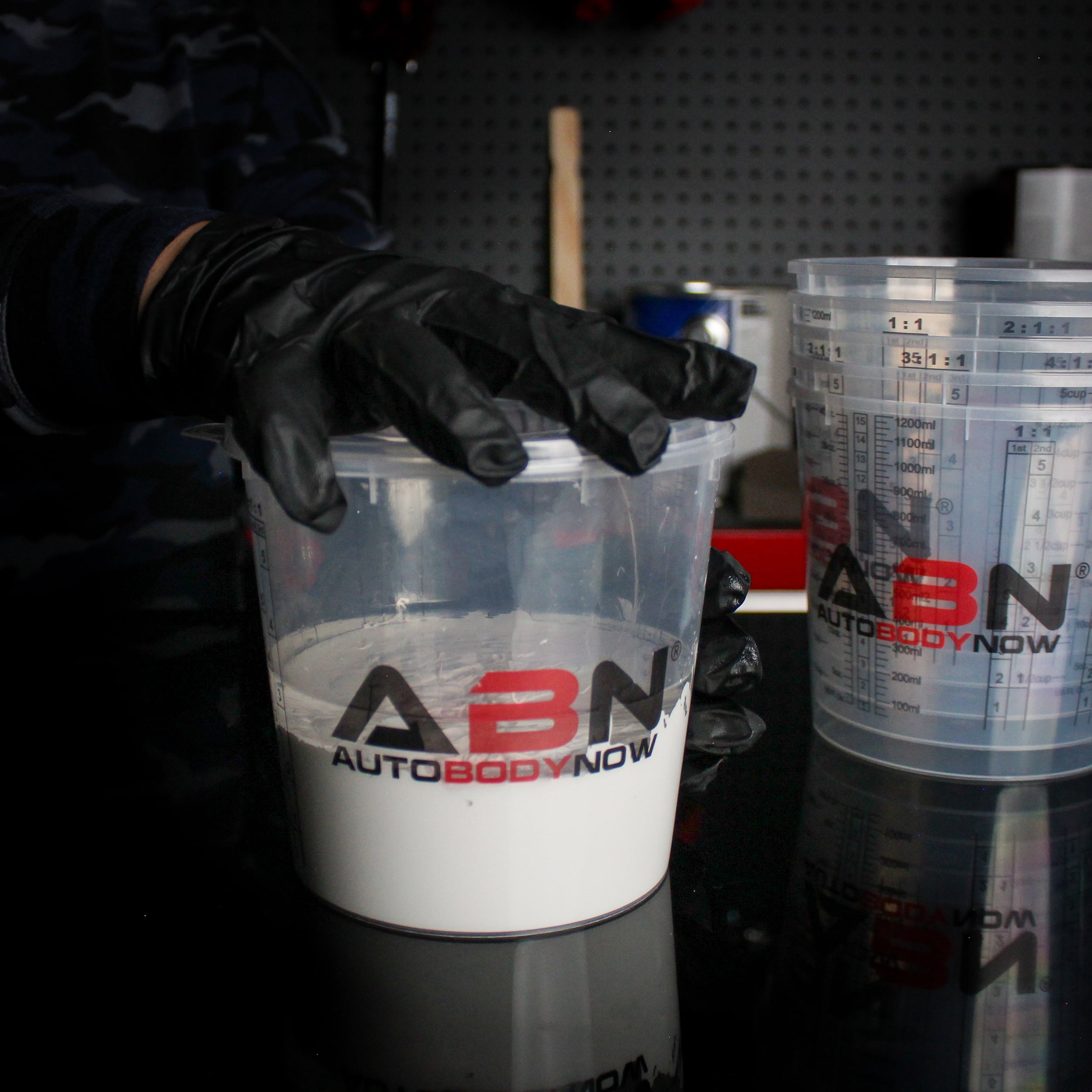 ABN 32 Oz 1000ml Quart Disposable Flexible Clear Graduated Plastic Mixing Cups with Lids 100 Pack Use for Paint, Resin, Epoxy, Art, Kitchen, Baking - Measuring Ratios 1:1, 2:1:1, 3:1:1, and 4:1:1