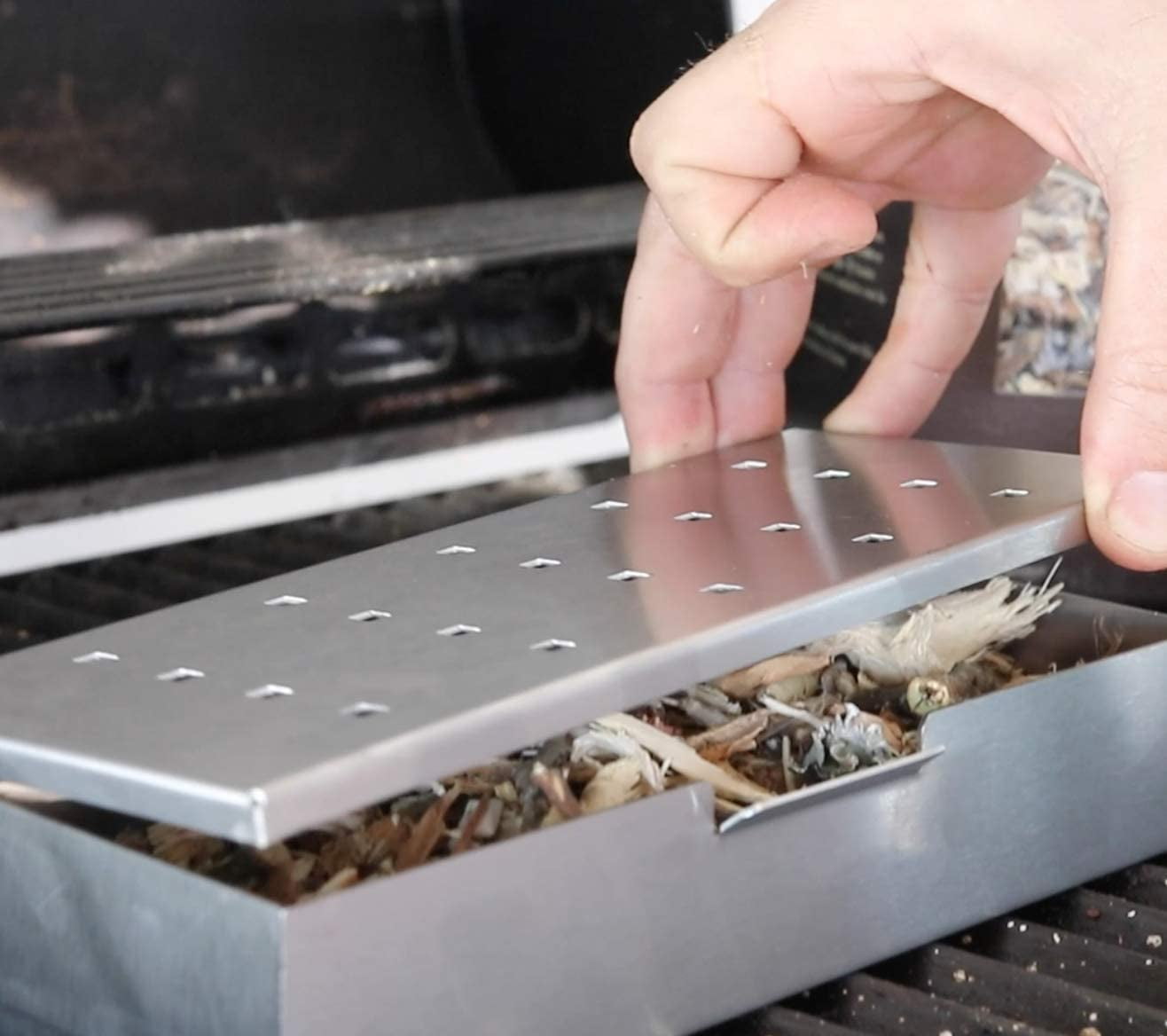 HUMOS Smoker Box, Top Meat Smokers Box in Barbecue Grilling Accessories, Add Smokey BBQ Flavor on Gas Grill or Charcoal Grills with This Stainless Steel Wood Chip Smoker Box