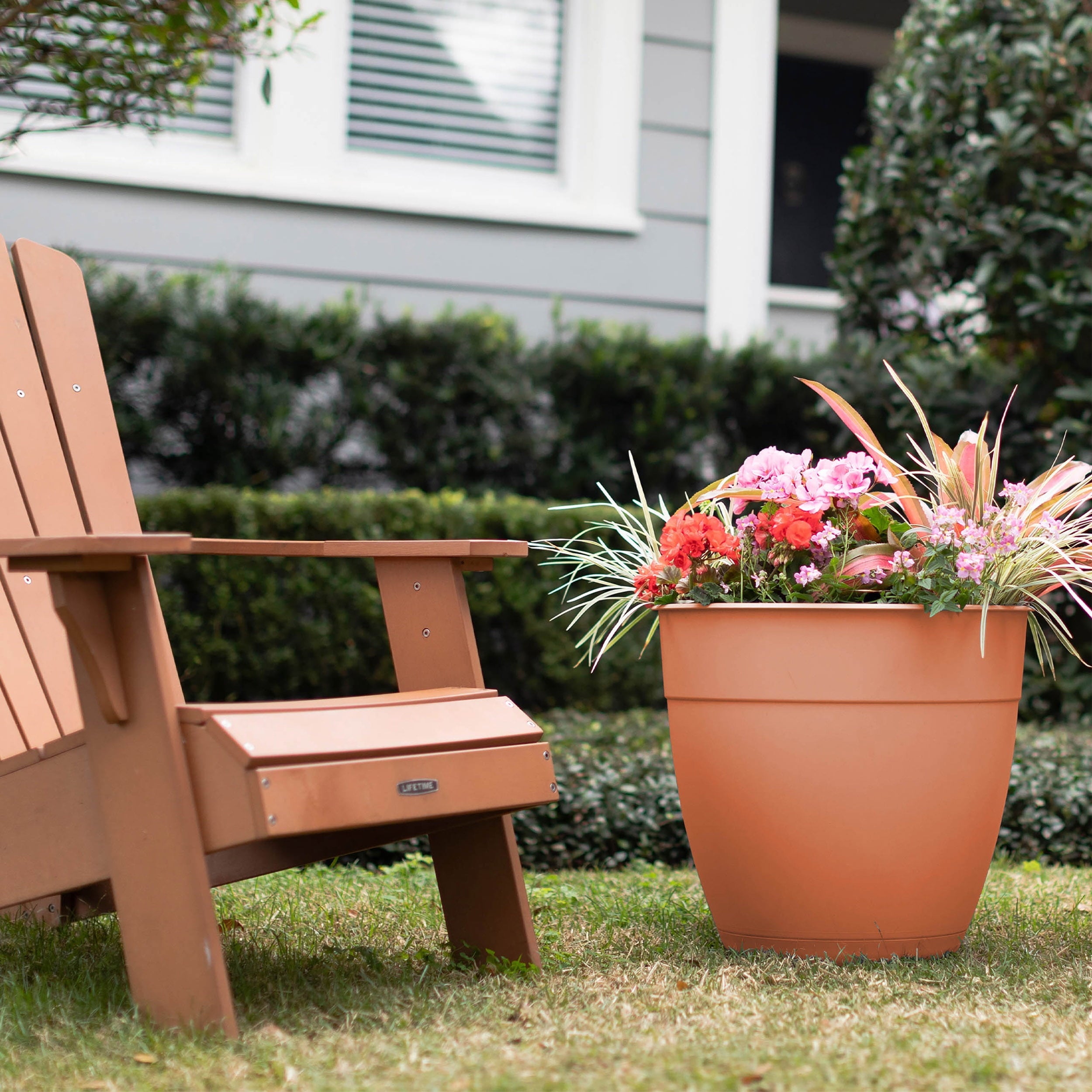 Bloem 20-in Dayton 100% Recycled Plastic Planter with Saucer - Coral Color
