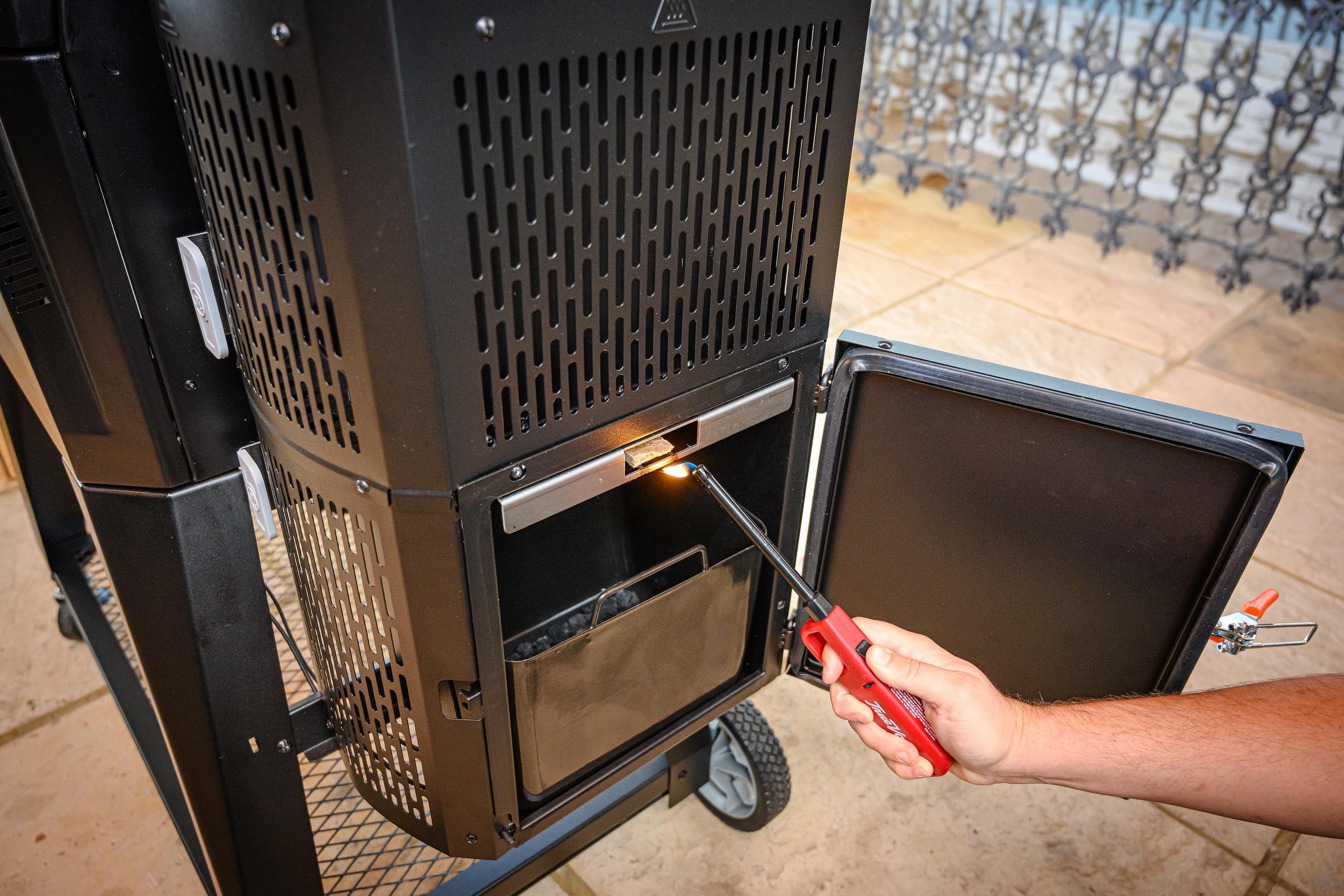 Gravity Series 560 Digital Charcoal Grill and Smoker Combo