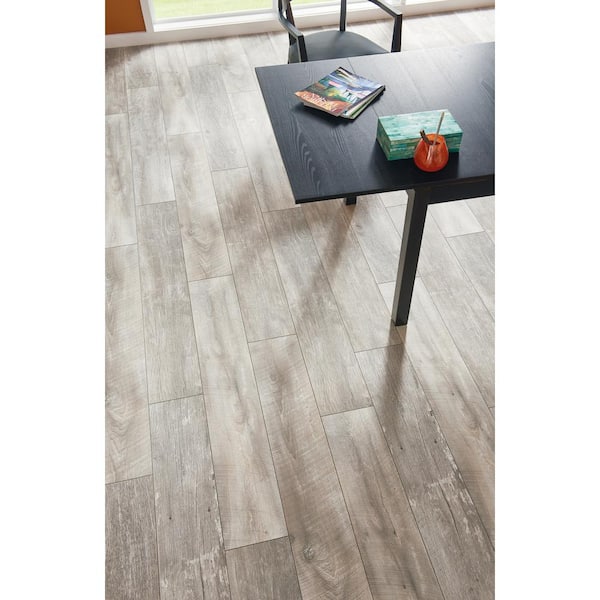 Grizzly Weathered Oak 12 mm T x 8 in. W Waterproof Laminate Wood Flooring (15.9 sqft/case)