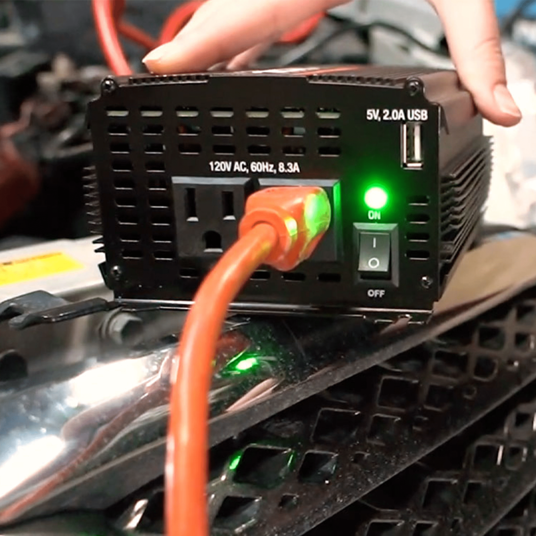 Schumacher 1000 Continuous Watt/2000 Peak Watt Power Inverter – Convert 12V DC Power to 120V AC Household Power