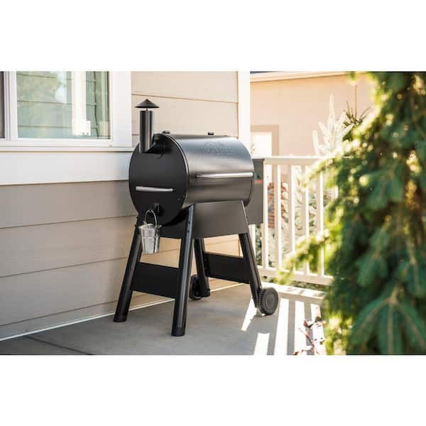 Pro 575 Wifi Pellet Grill and Smoker in Black