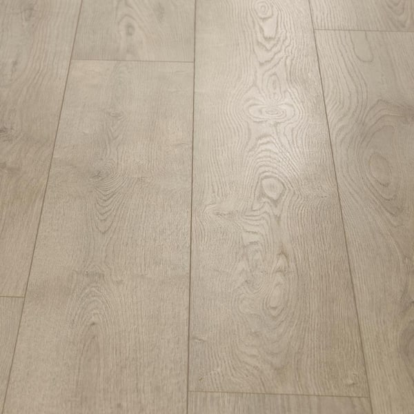 Oak Knoll 8 mm T x 7.5 in. W Water Resistant Laminate Wood Flooring (23.7 sqft/case)