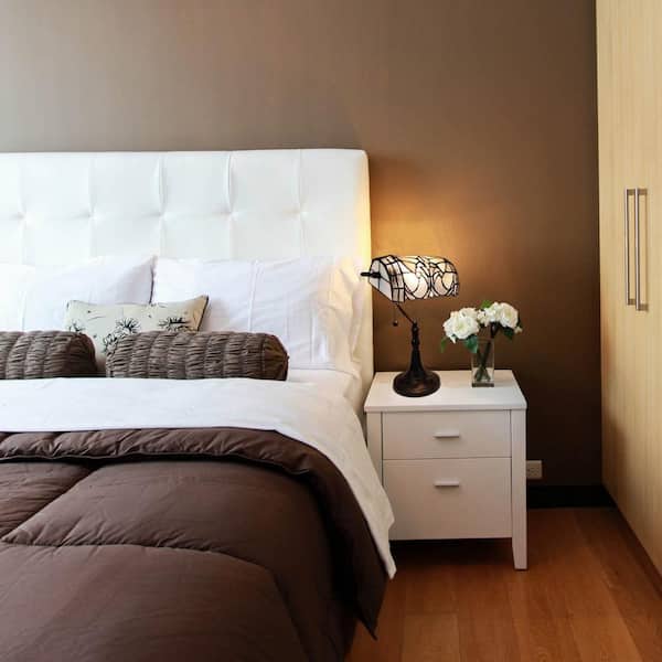 Tiffany Style Vintage Banker Lamp 16 in. Tall White Indoor Banker Lamp with Pull Chain