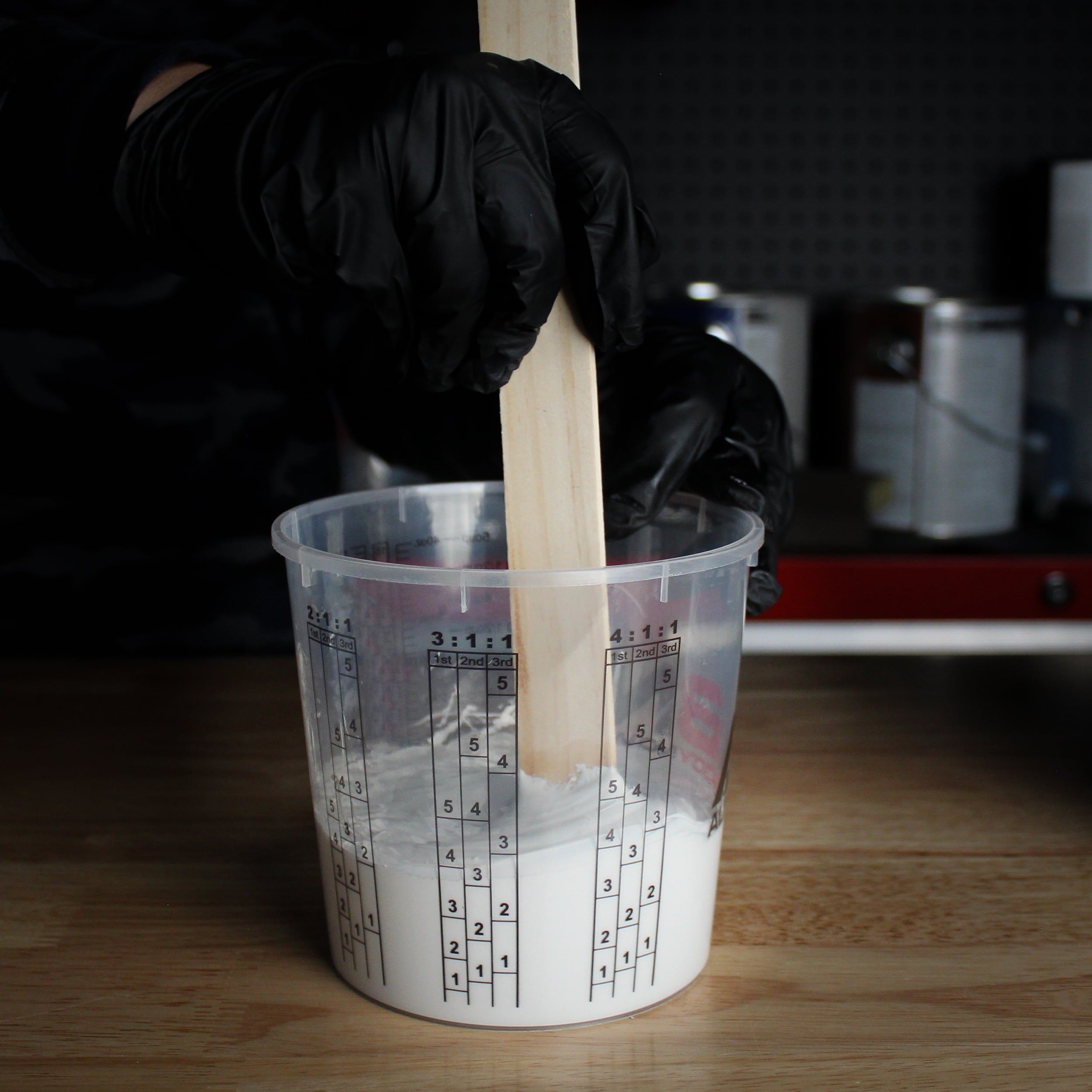 ABN 32 Oz 1000ml Quart Disposable Flexible Clear Graduated Plastic Mixing Cups with Lids 100 Pack Use for Paint, Resin, Epoxy, Art, Kitchen, Baking - Measuring Ratios 1:1, 2:1:1, 3:1:1, and 4:1:1