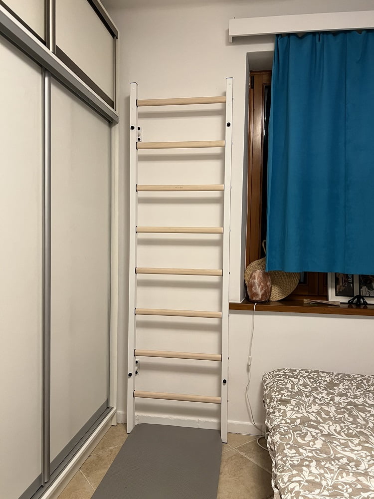 BenchK 200 White Wall bars with a steel frame and 8 solid beech rungs