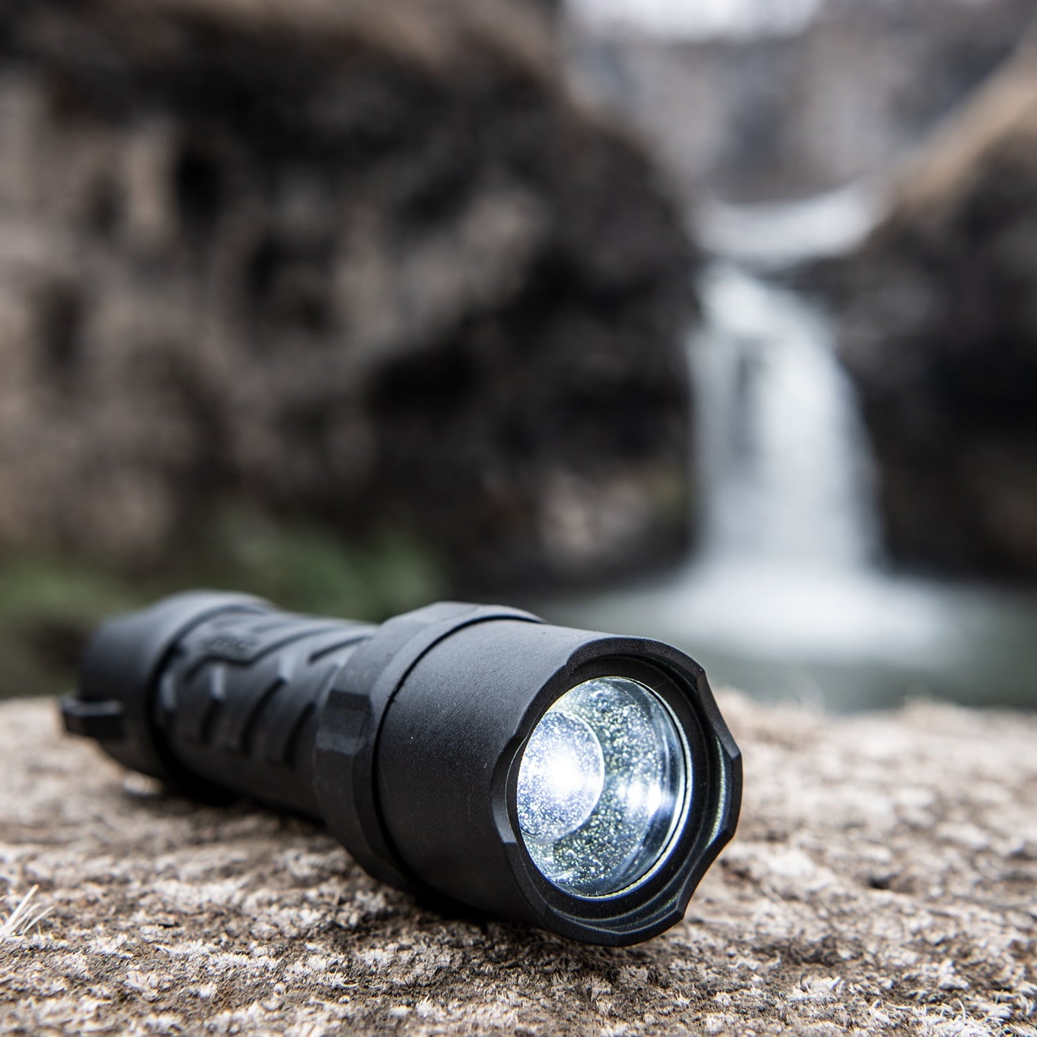 COAST Polysteel 250 Heavy-Duty 390 Lumen LED Twist Focus Flashlight with 3 x AAA Batteries, 4.1 oz.