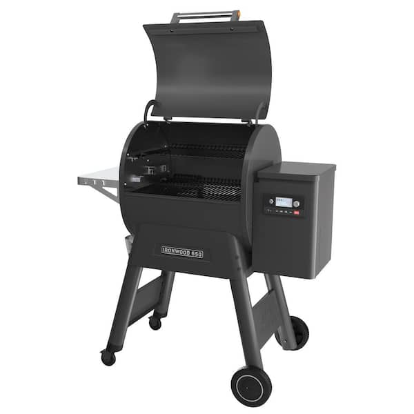 Ironwood 650 Wifi Pellet Grill and Smoker in Black
