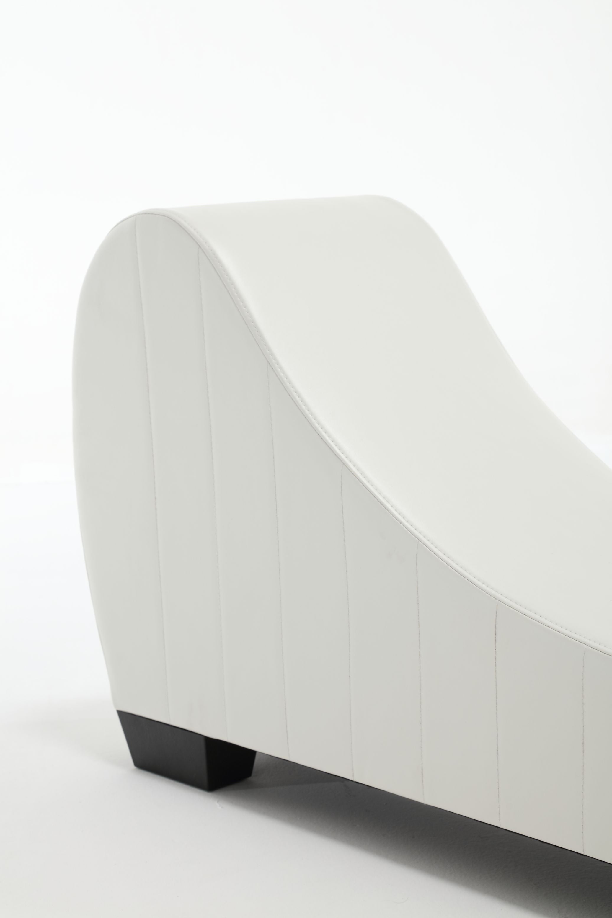 Walkfairy Yoga Chaise Lounge for Stretching & Relaxation Modern Faux Leather Curved Sofa, Modern Faux Leather Curved Sofa, Living Room Bedroom Accent, White