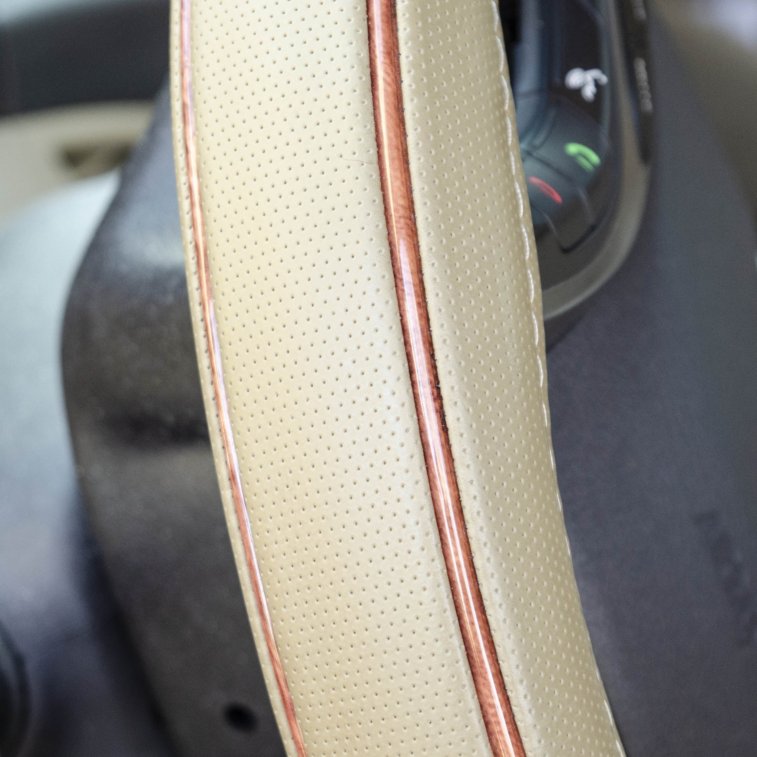 Auto Drive Universal Fit Steering Wheel Cover, Tan with Burlwood, 1.29 lbs