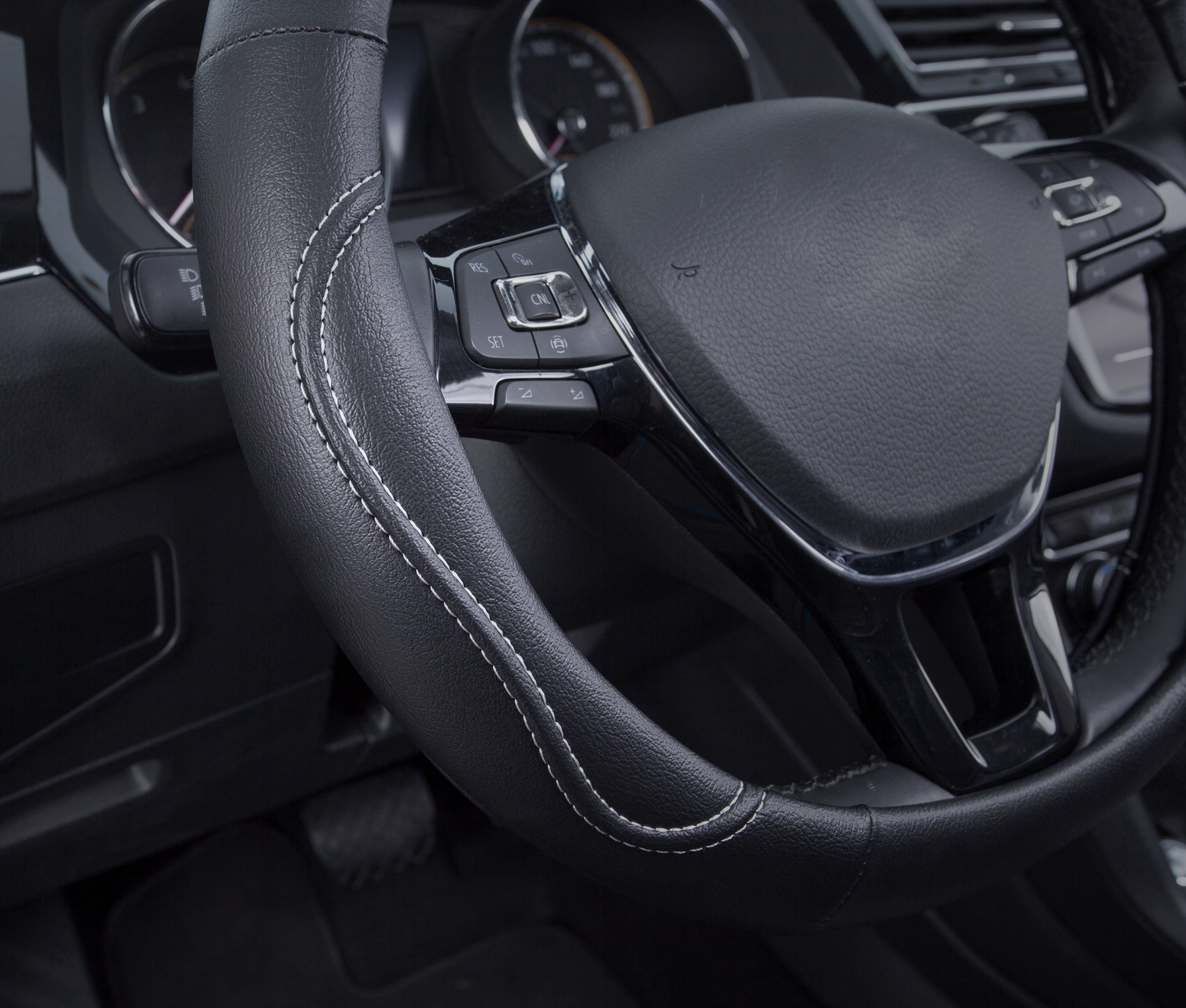 Auto Drive 1PC Steering Wheel Cover Country Black/White - Universal Fit